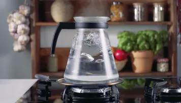 Heat source prevents over boiling and cooking