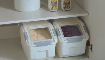 There is a built-in dispenser for rice